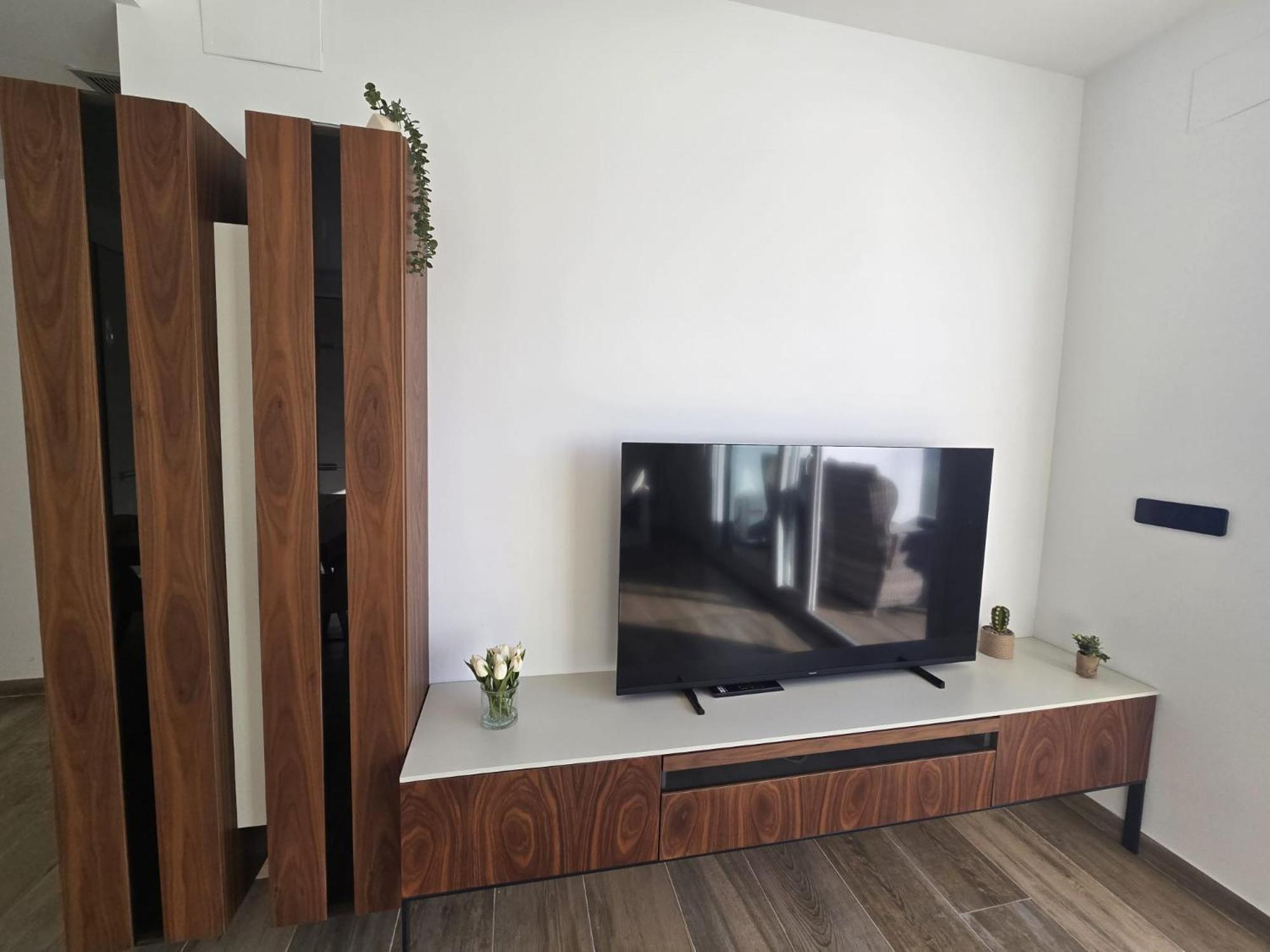 Nice 2 Bedroom Bali Apartment With Sea Views Торевиеха Екстериор снимка